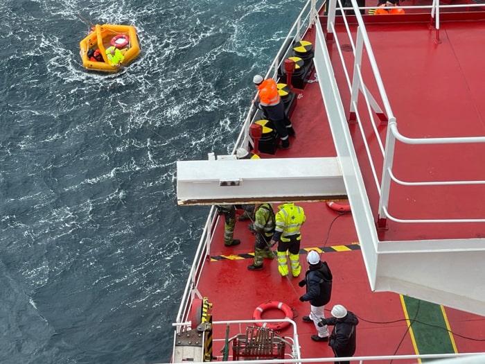 Экипаж Nordic Qinngua спас двух мужчин у побережья Ирландии